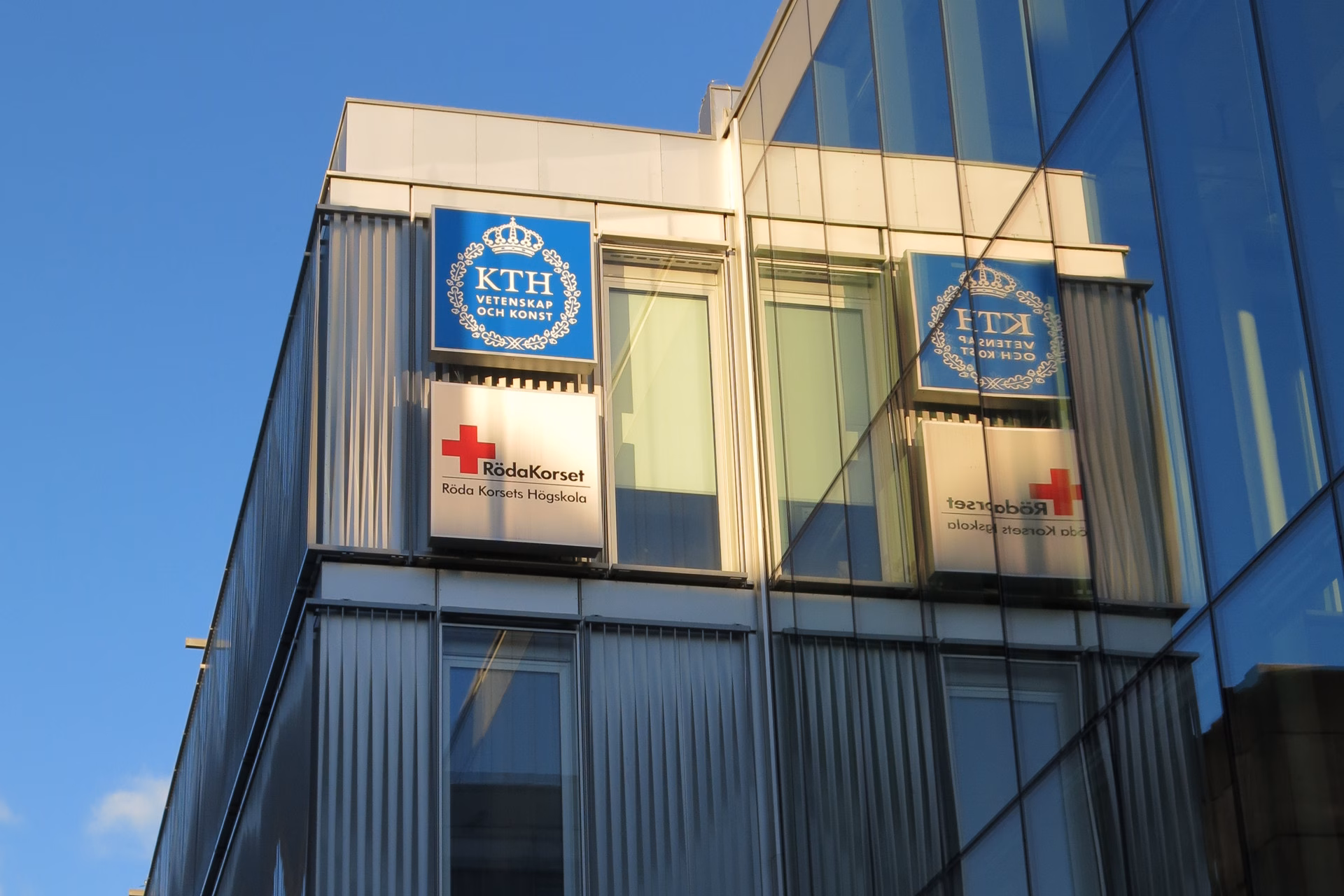 En byggnad som har en skylt på sidan av den.