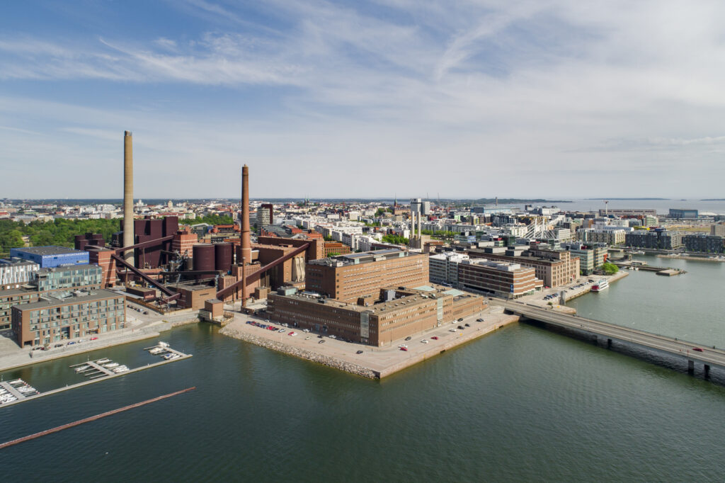 Helsingin oikeustalo sijaitsee Salmisaaressa.