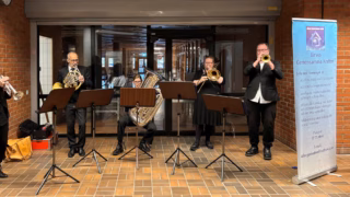 Blåssymfonikerna som uppträdde under nyinvigningen av Tensta Träff.